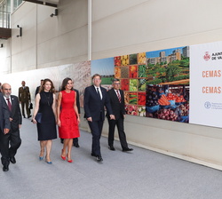 Doña Letiza en su recorrido por las instalaciones del CEMAS